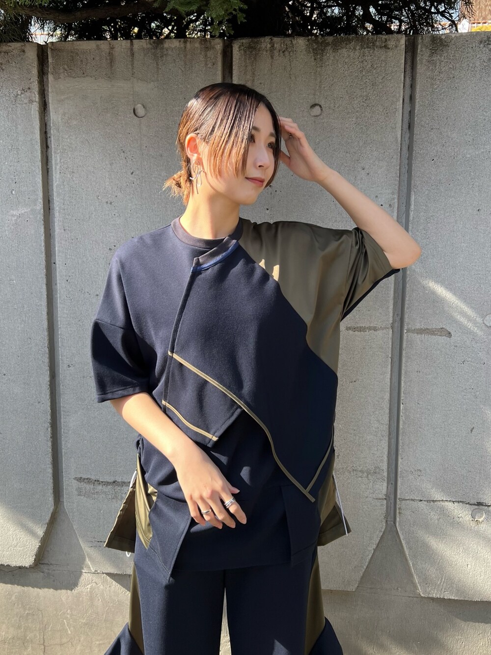 その他のその他パンツ、その他のTシャツ/カットソー、ブラック系のサンダルを着用したレディースの冬コーディネートの3枚目の写真