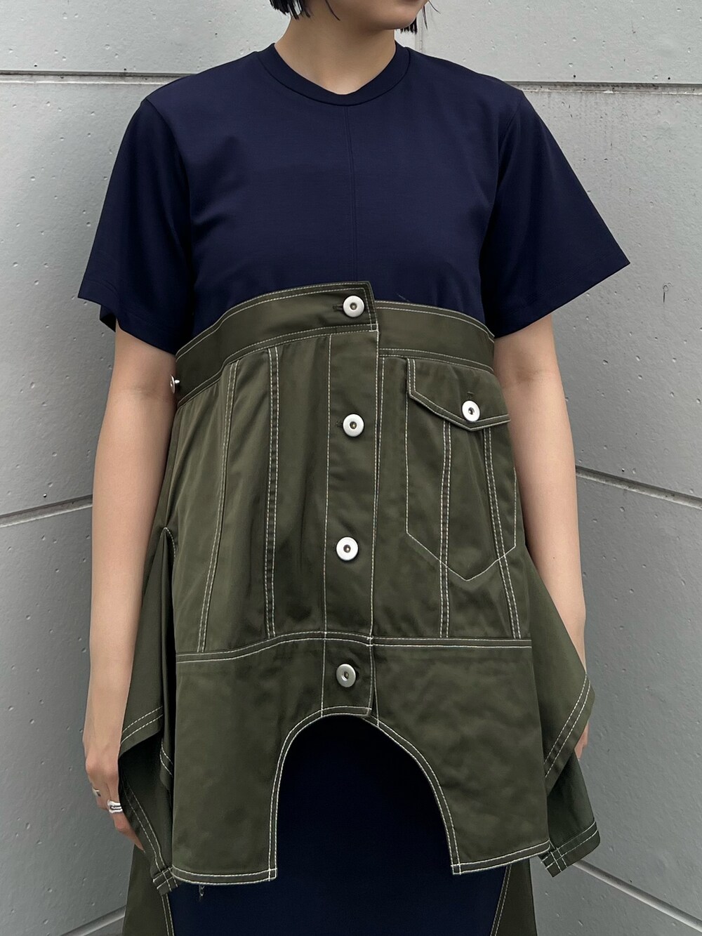 グリーン系のTシャツ/カットソー、グリーン系のスカートを着用したレディースの夏コーディネートの3枚目の写真