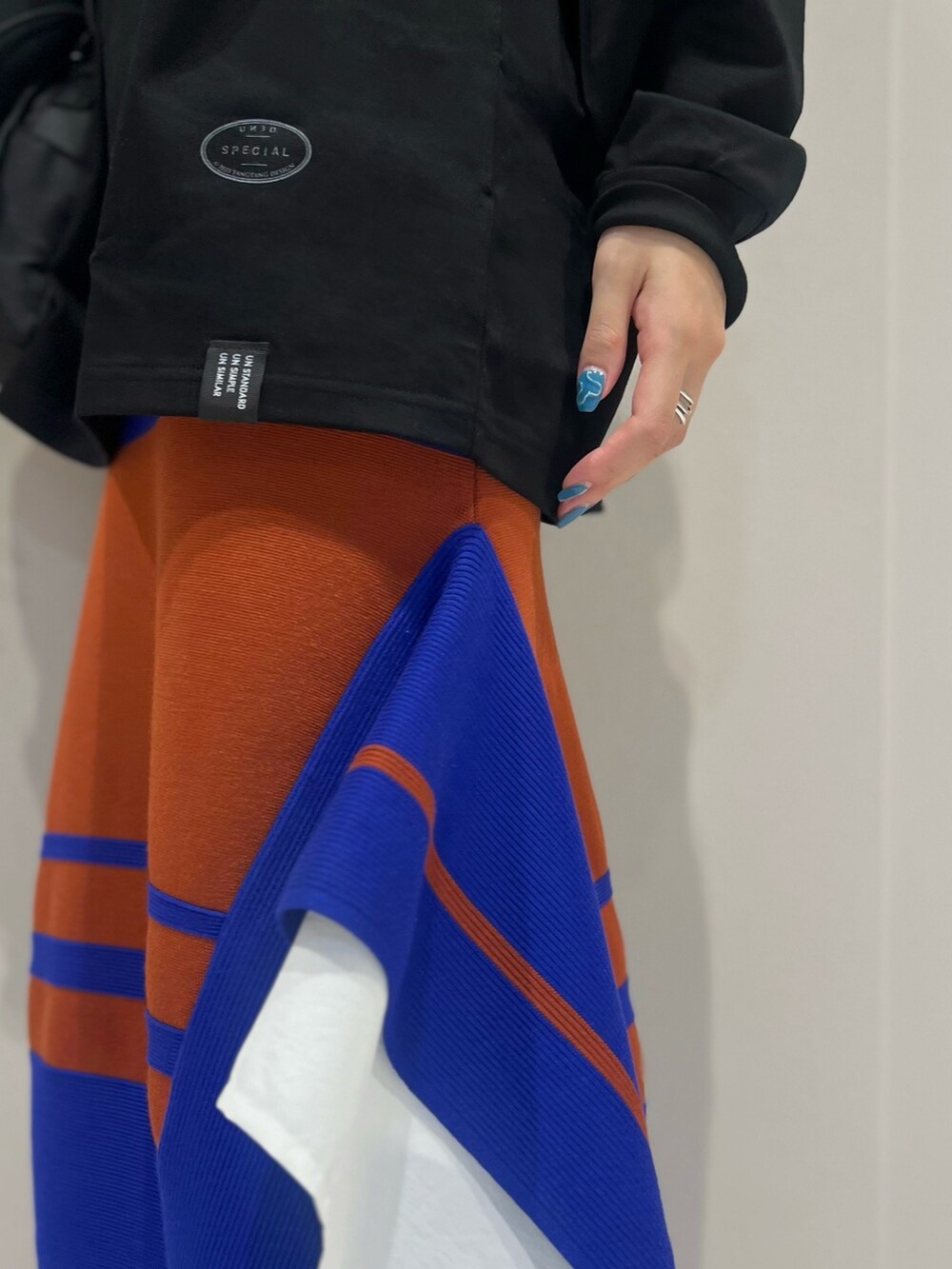 ブラック系のTシャツ/カットソー、ブラック系のショルダーバッグ、ブラック系のブーツを着用したレディースの秋コーディネートの3枚目の写真