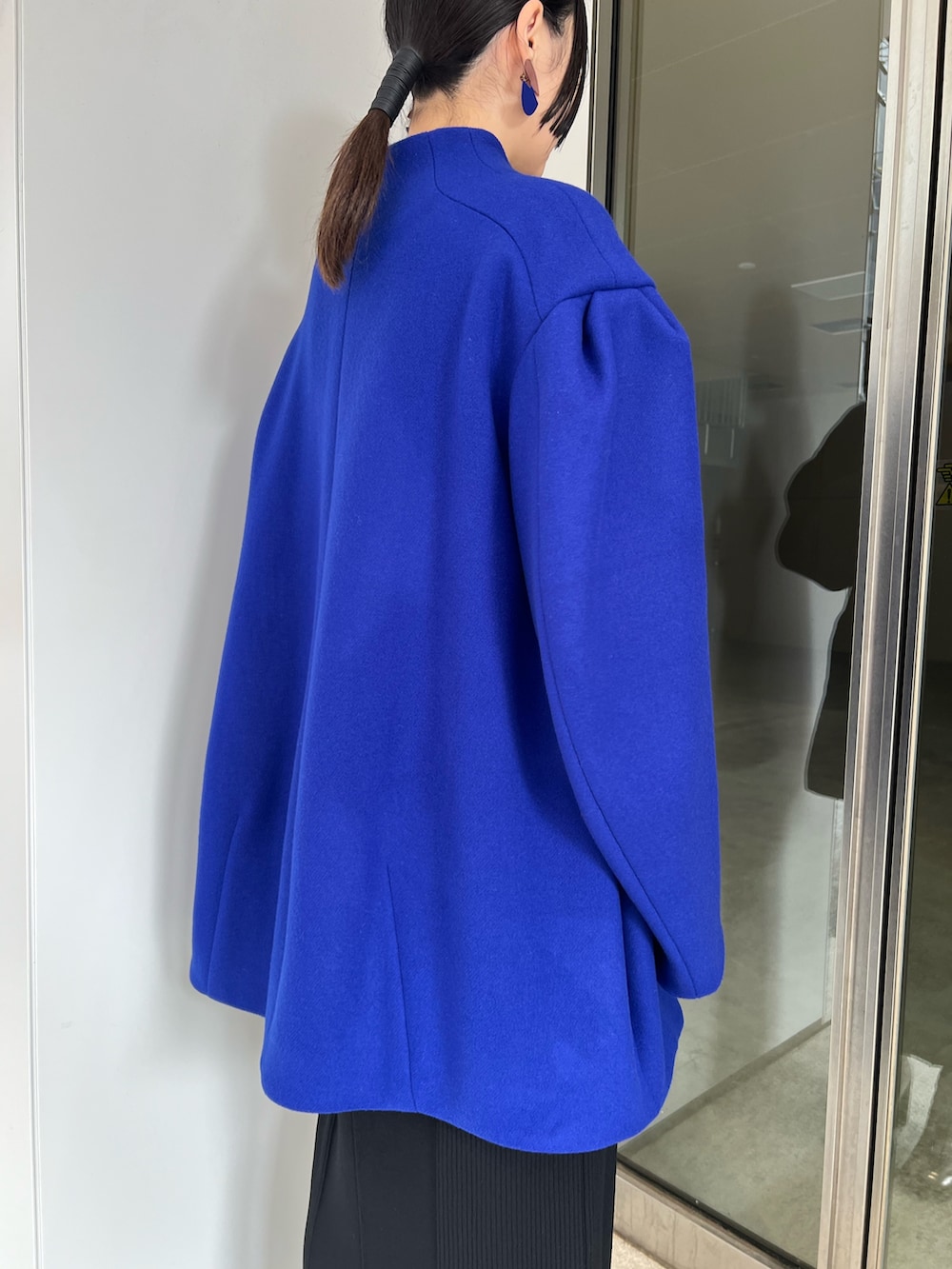 ブルー系のその他アウター、ブラック系のワンピース、シルバー系のブーツを着用したレディースの秋コーディネートの7枚目の写真