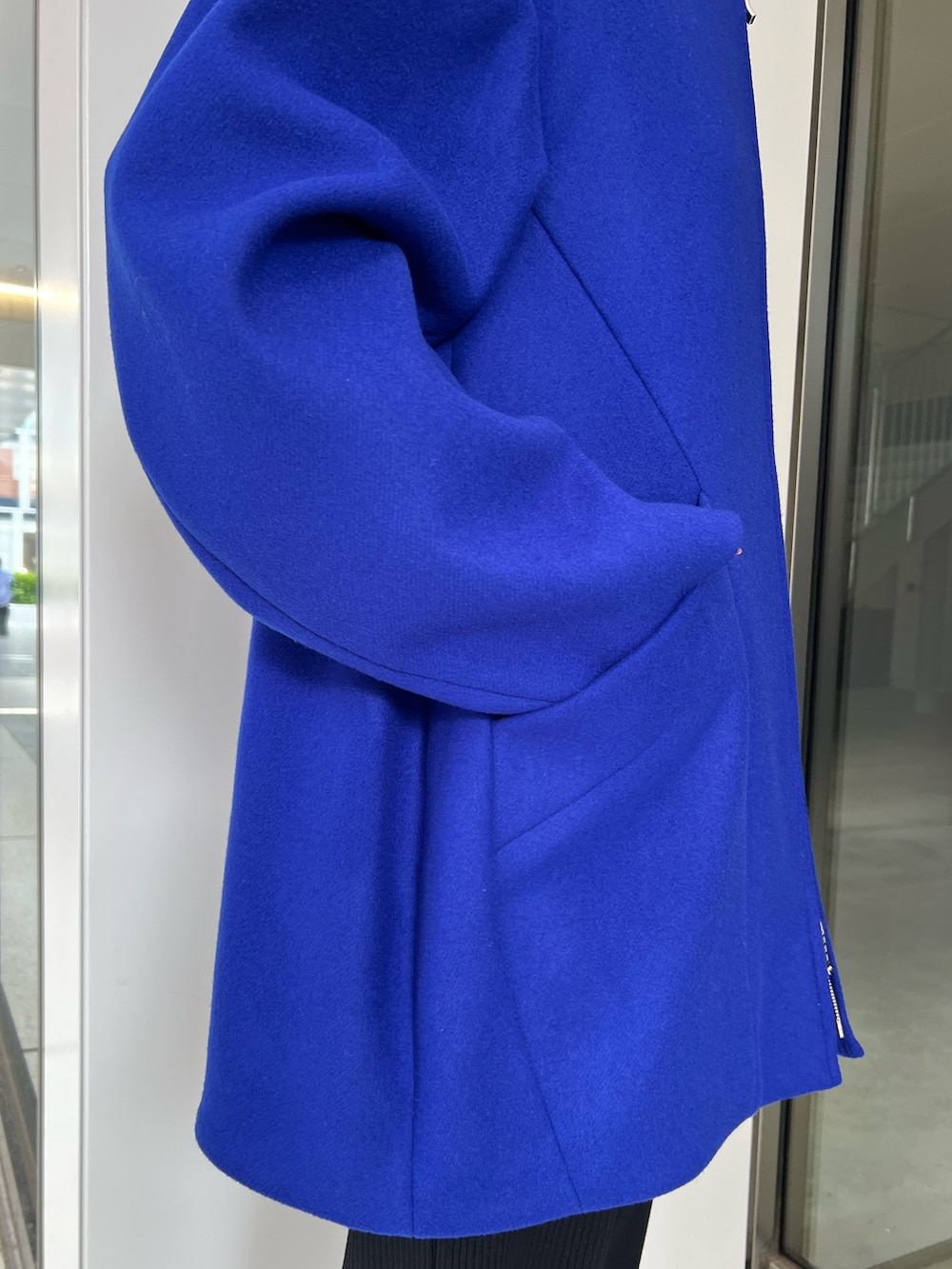 ブルー系のその他アウター、ブラック系のワンピース、シルバー系のブーツを着用したレディースの秋コーディネートの6枚目の写真