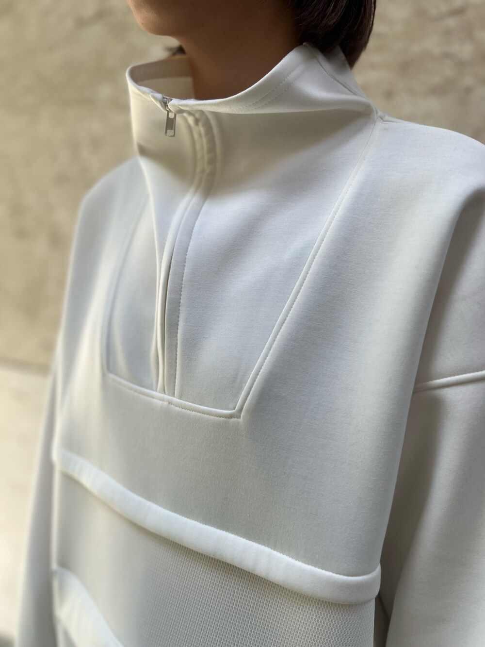 ブラック系のスカート、ホワイト系のスウェット、ブラック系のブーツを着用したレディースの秋コーディネートの4枚目の写真