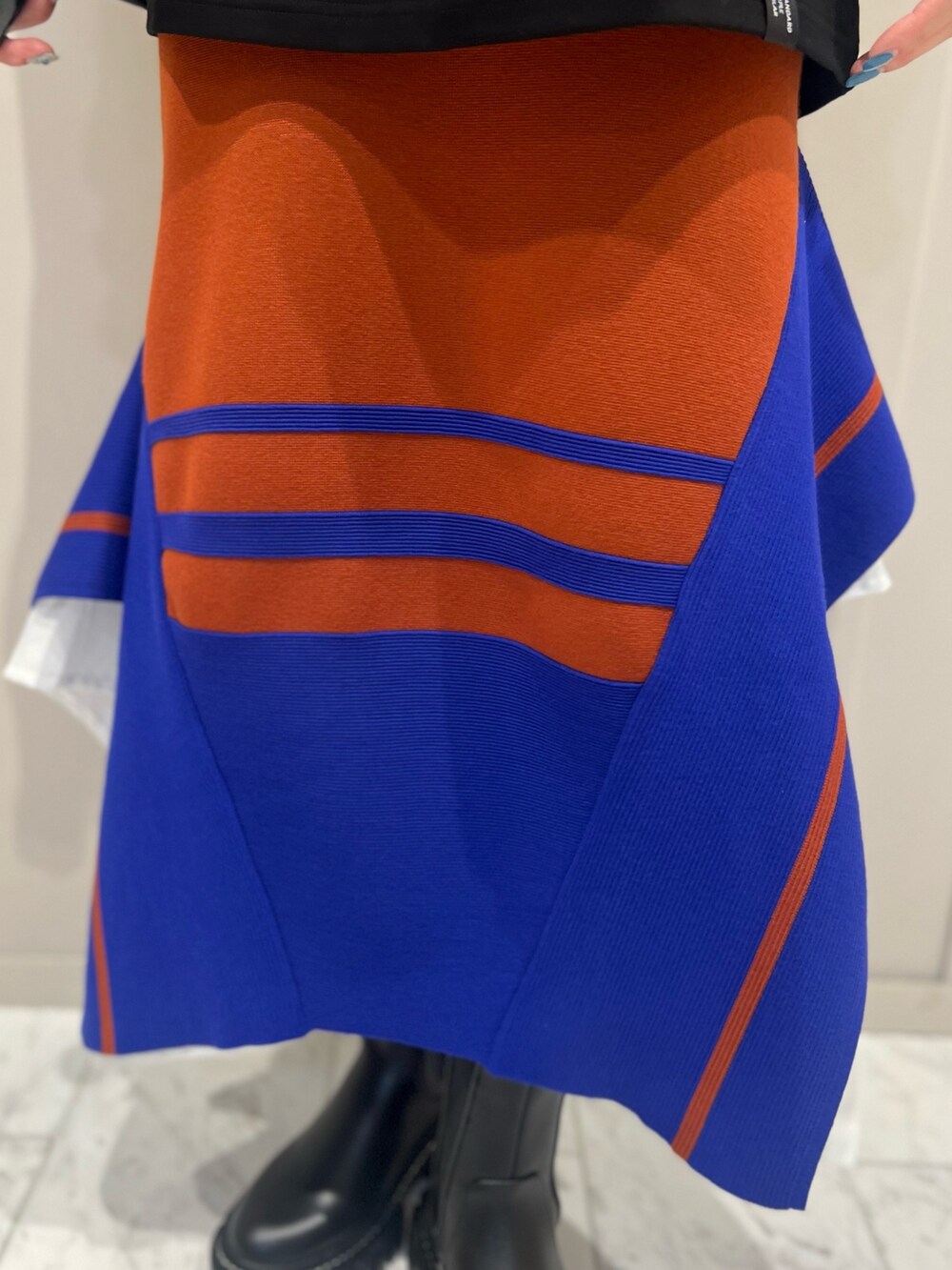 ブラック系のTシャツ/カットソー、ブラック系のショルダーバッグ、ブラック系のブーツを着用したレディースの秋コーディネートの4枚目の写真