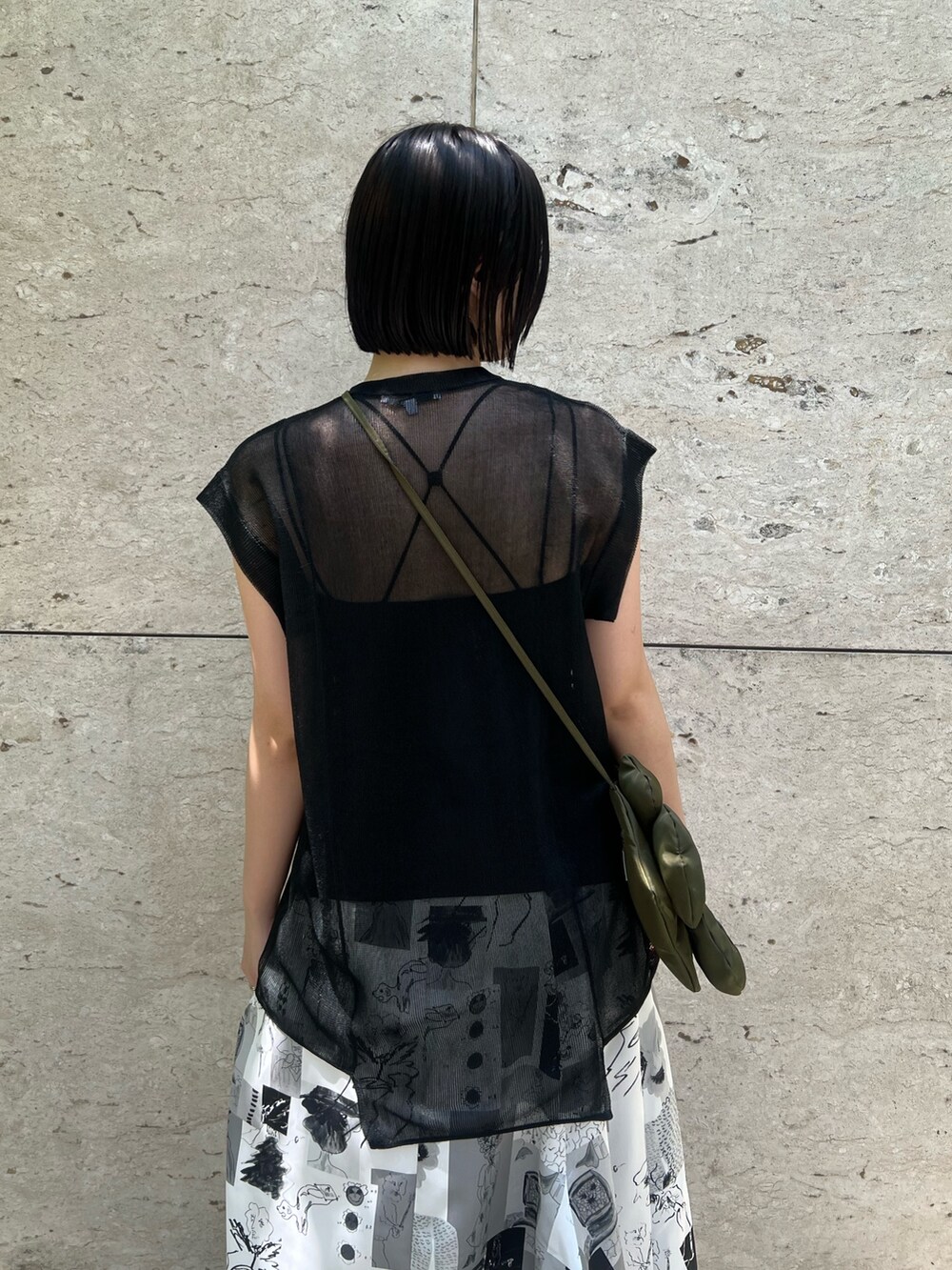 ブラック系のニット/セーター、その他のスカート、ブラック系のショルダーバッグを着用したレディースの夏コーディネートの6枚目の写真