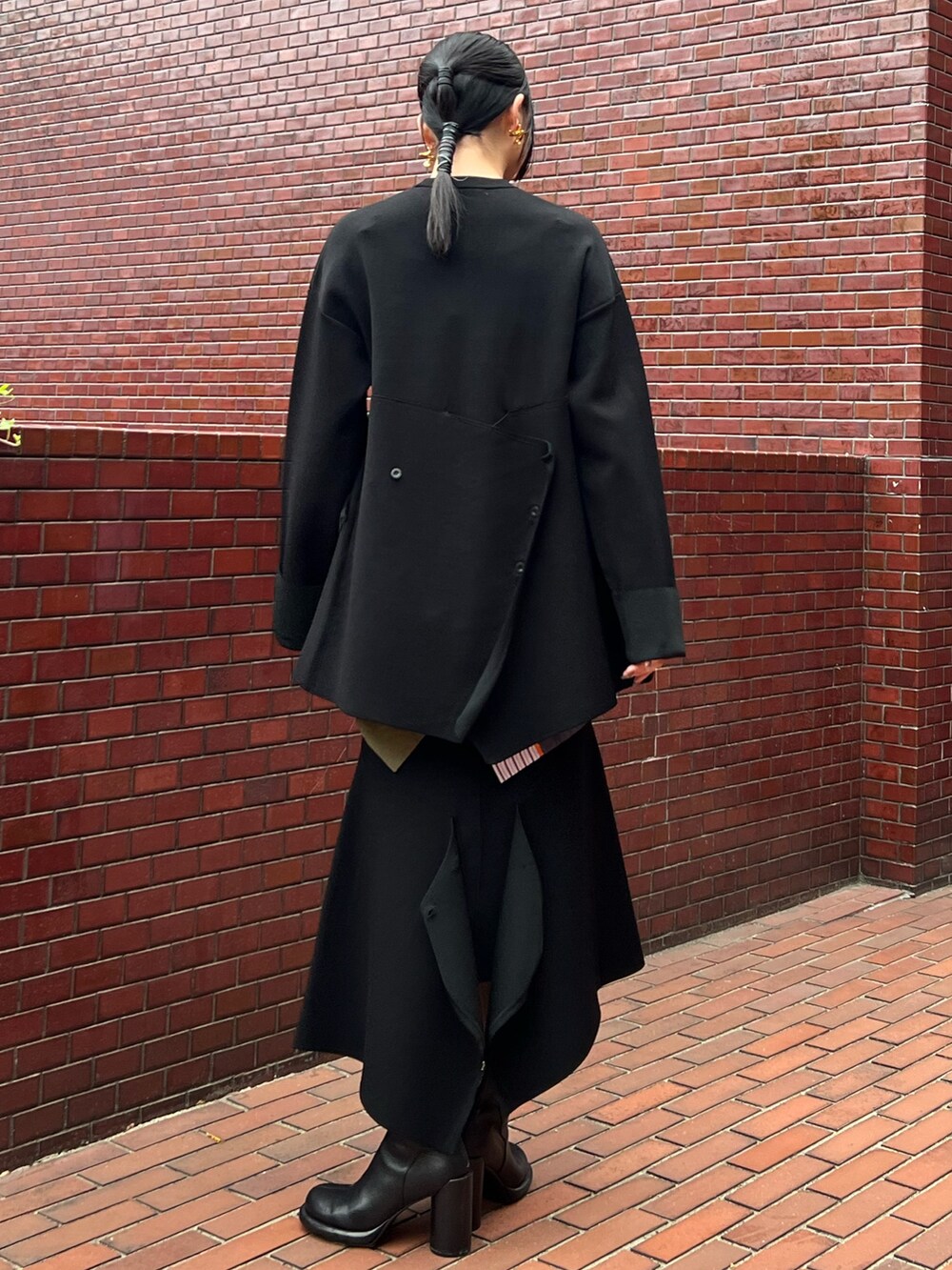 ブラック系のニット/セーター、その他のシャツ/ブラウス、ブラック系のスカートを着用したレディースの冬コーディネートの2枚目の写真