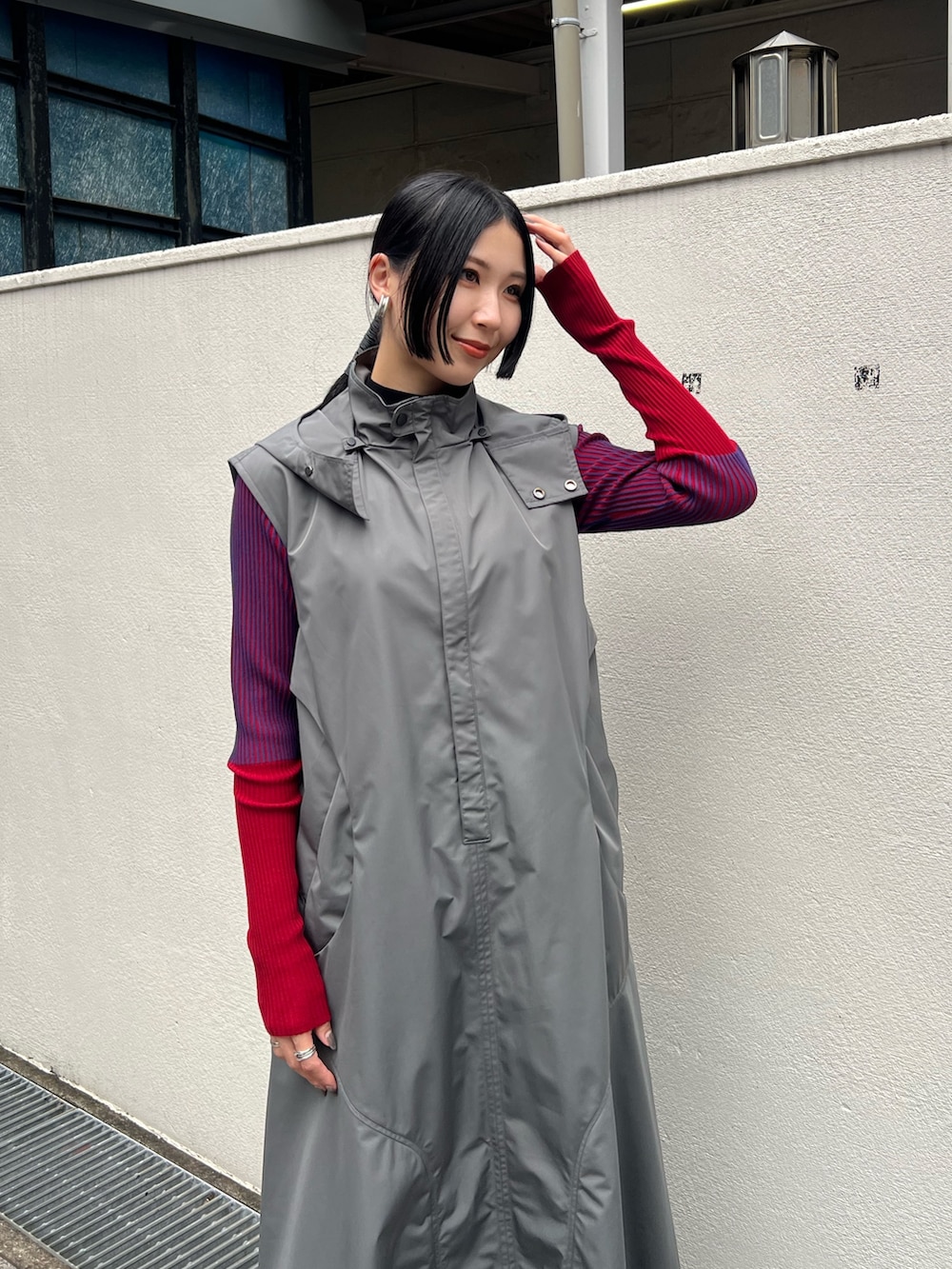 グレー系のワンピース、グレー系のニット/セーター、ブラック系のブーツを着用したレディースの夏コーディネートの4枚目の写真