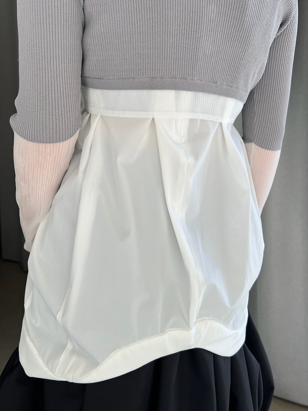 ホワイト系のタンクトップ、グレー系のカーディガン/ボレロ、ブラック系のその他パンツを着用したレディースの春コーディネートの5枚目の写真