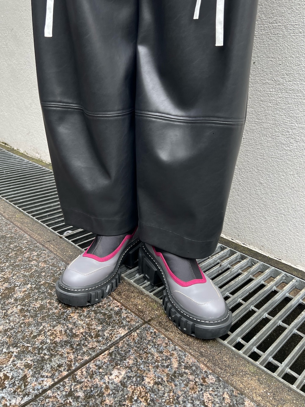 グレー系のブルゾン、ホワイト系のシャツ/ブラウス、ブラック系のその他パンツを着用したレディースの夏コーディネートの10枚目の写真