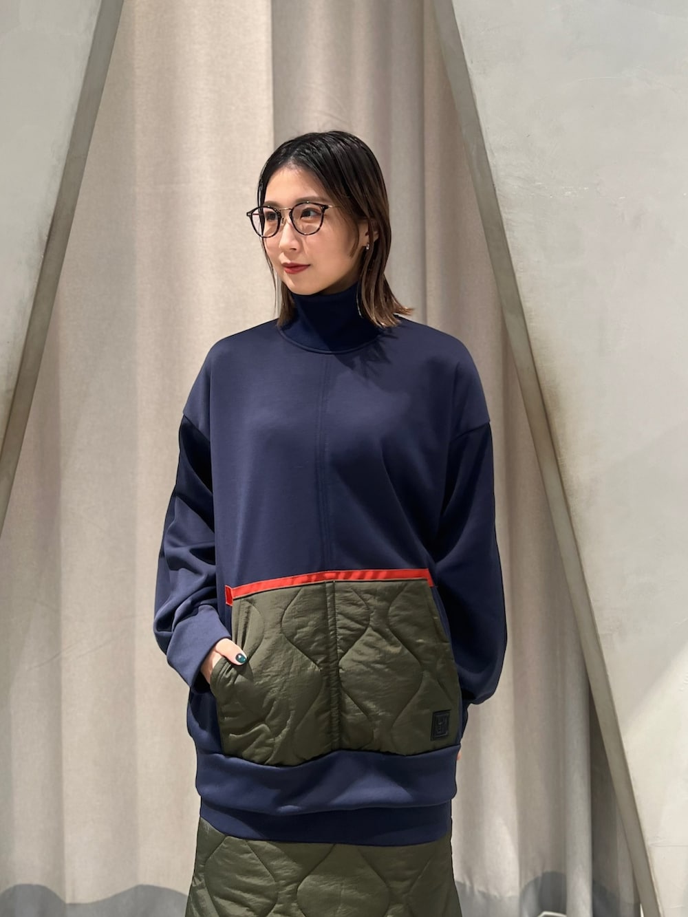 その他のスウェット、その他のスカートを着用したレディースの冬コーディネートの3枚目の写真