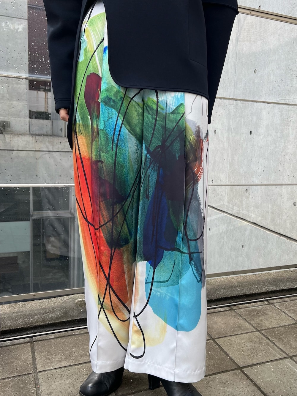 ホワイト系のその他パンツ、ブラック系のTシャツ/カットソー、ブラック系のブーツを着用したレディースの冬コーディネートの5枚目の写真