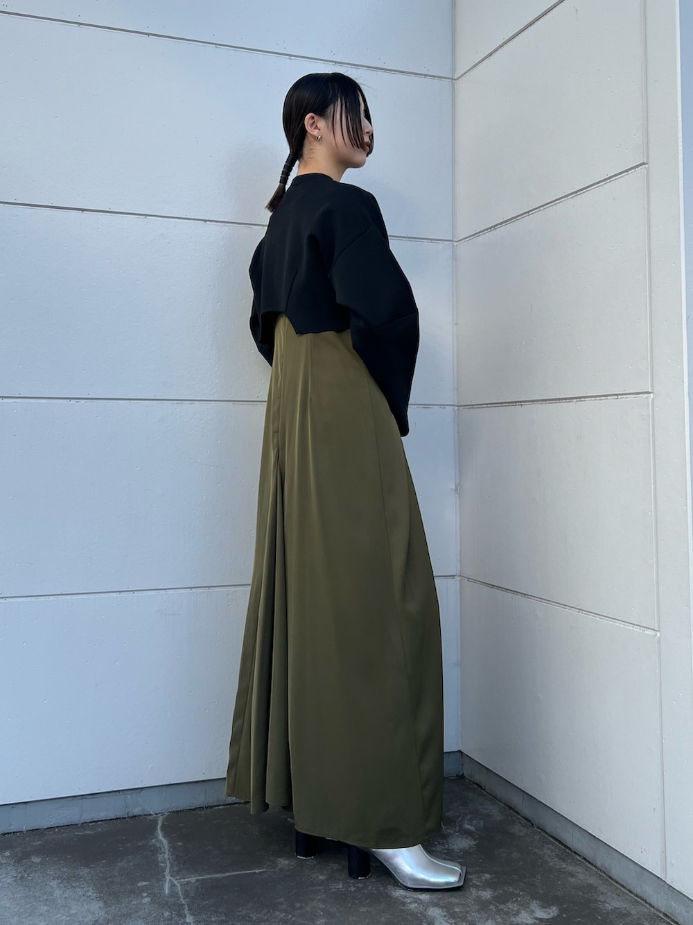 ブラック系のカーディガン/ボレロ、ベージュ系のワンピース、シルバー系のショルダーバッグを着用したレディースの春コーディネートの3枚目の写真