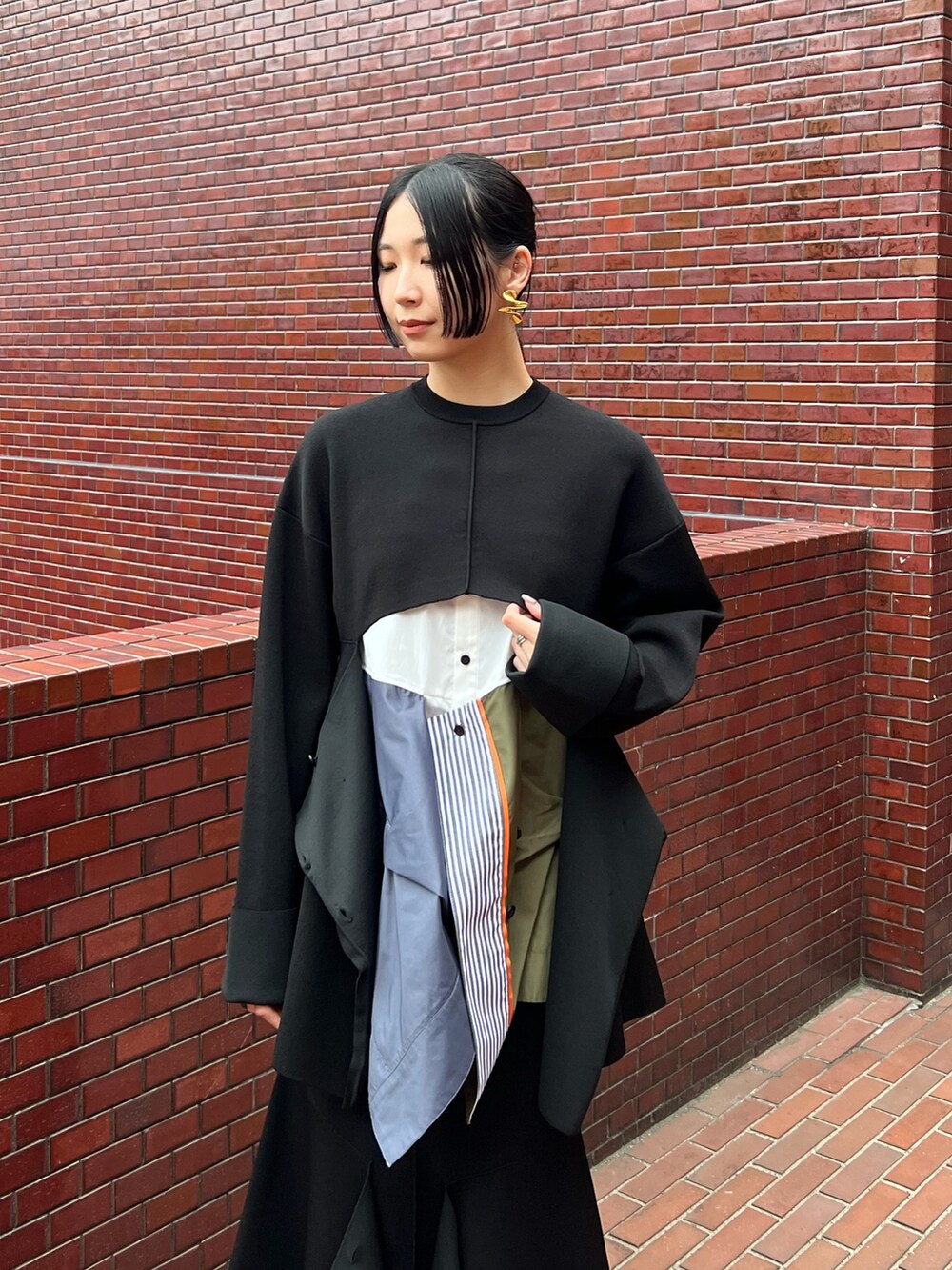 ブラック系のニット/セーター、その他のシャツ/ブラウス、ブラック系のスカートを着用したレディースの冬コーディネートの4枚目の写真