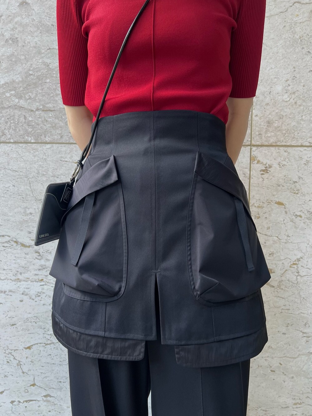 ブラック系のその他パンツ、レッド系のニット/セーター、ブラック系のパンプスを着用したレディースの夏コーディネートの4枚目の写真