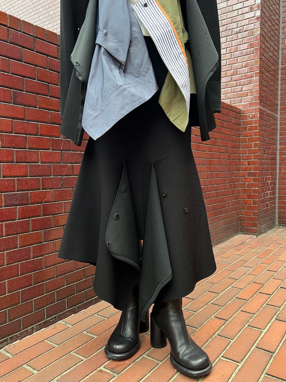 ブラック系のニット/セーター、その他のシャツ/ブラウス、ブラック系のスカートを着用したレディースの冬コーディネートの9枚目の写真