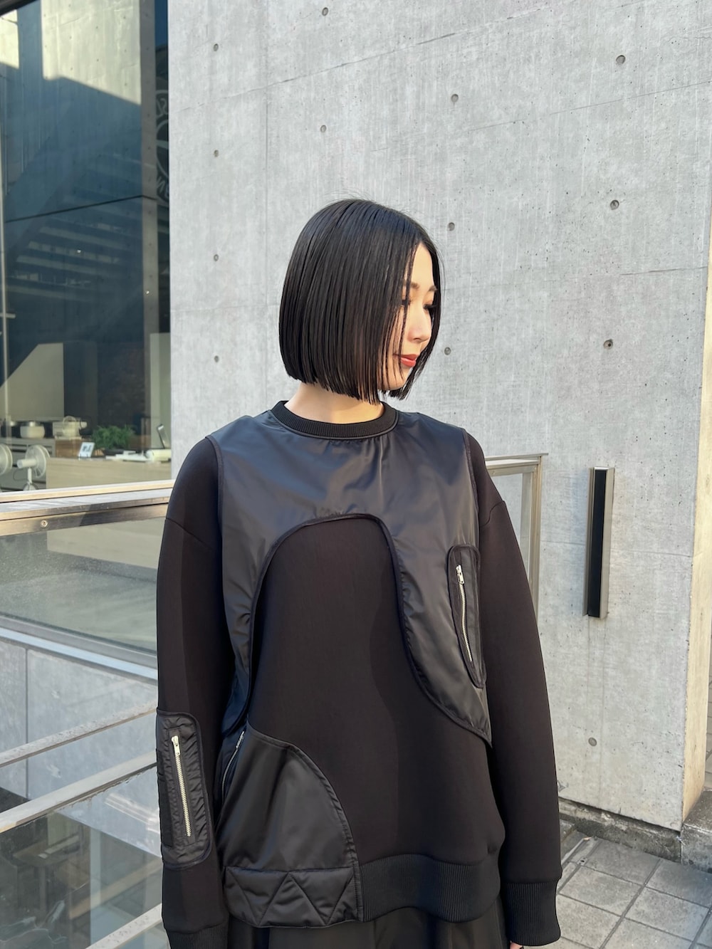 ブラック系のスウェット、ブラック系のその他パンツを着用したレディースの冬コーディネートの3枚目の写真