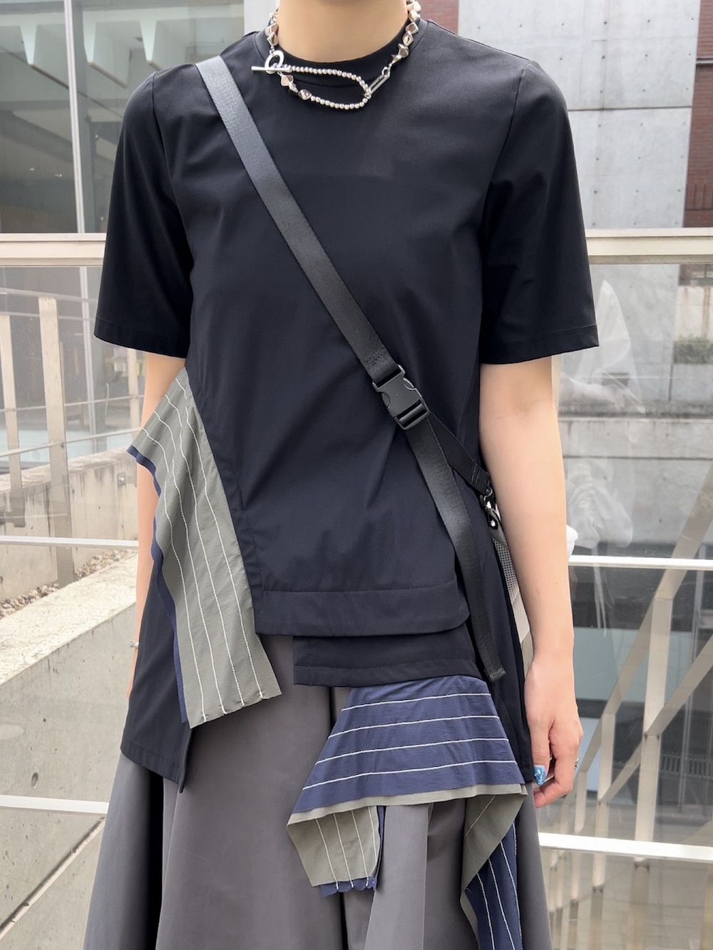 その他のTシャツ/カットソー、ブラック系のブーツ、ホワイト系のバックパック/リュックを着用したレディースの夏コーディネートの5枚目の写真