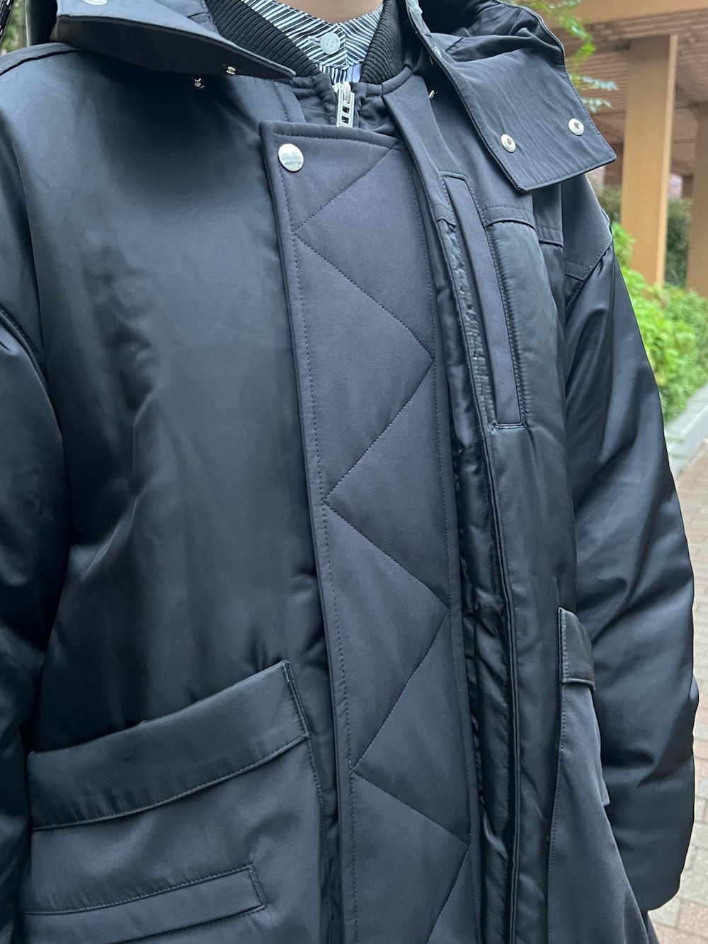 ブラック系のブルゾン、ブラック系のブーツを着用したレディースの秋コーディネートの7枚目の写真