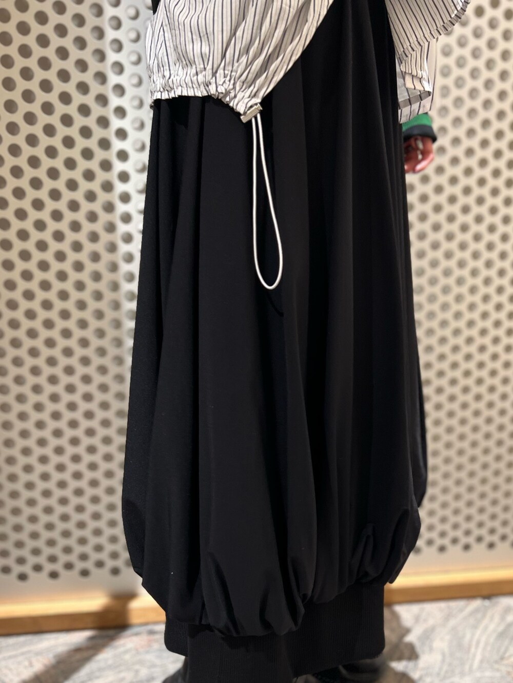 その他のMA-1、その他のシャツ/ブラウス、ブラック系のスカートを着用したレディースの秋コーディネートの7枚目の写真