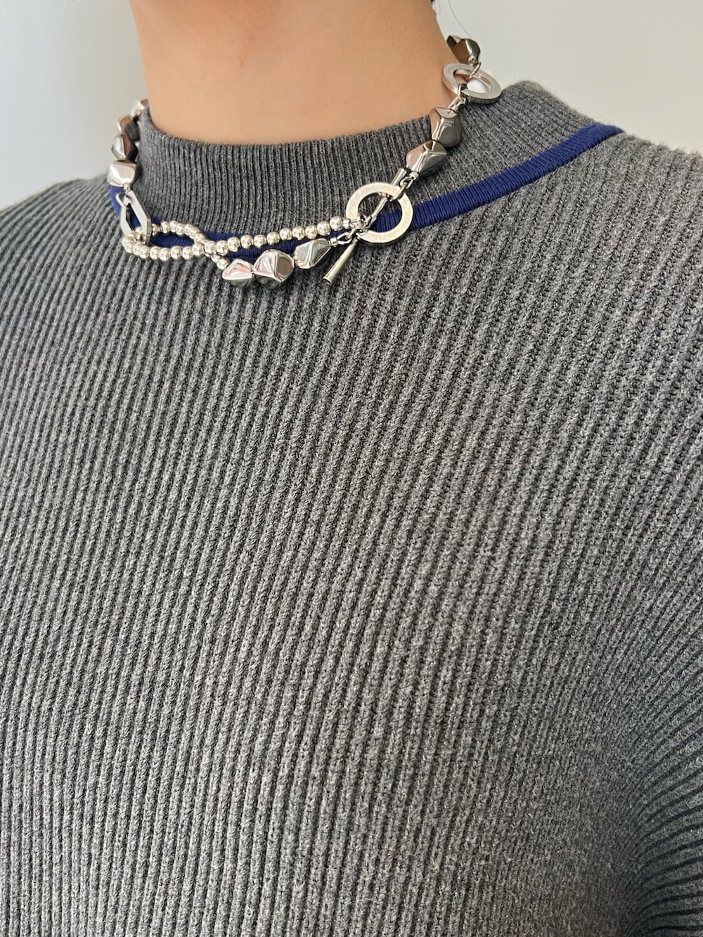 ホワイト系のTシャツ/カットソー、グレー系のニット/セーター、レッド系のその他パンツを着用したレディースの夏コーディネートの4枚目の写真