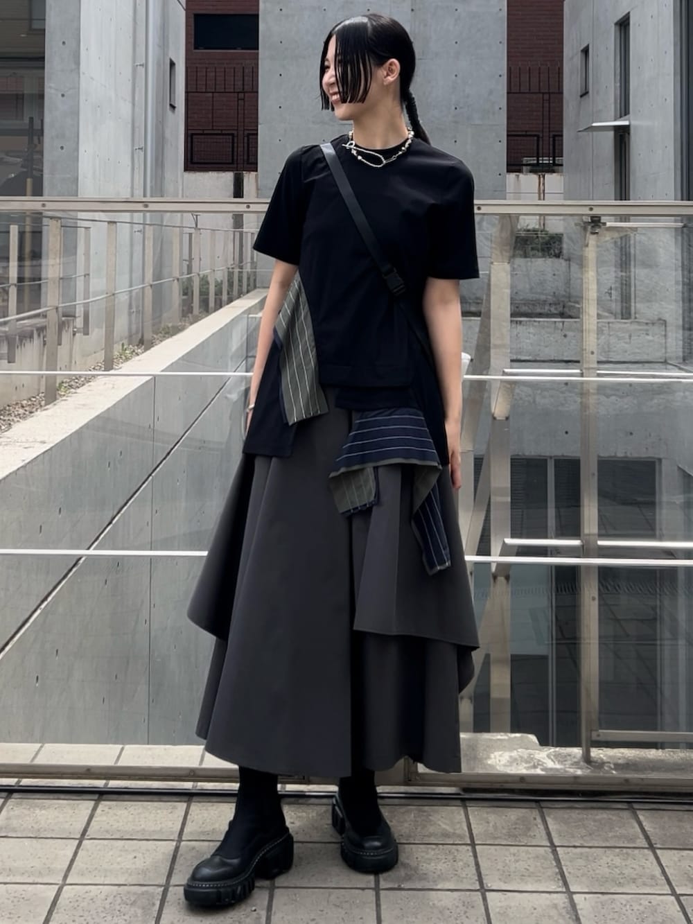 その他のTシャツ/カットソー、ブラック系のブーツ、ホワイト系のバックパック/リュックを着用したレディースの夏コーディネートの3枚目の写真