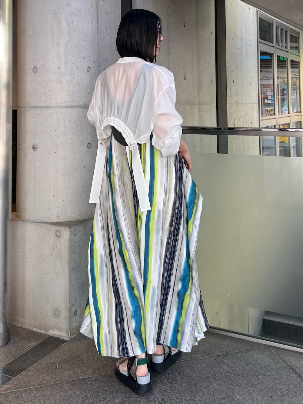 グリーン系のつなぎ/オールインワン、ホワイト系のシャツ/ブラウスを着用したレディースの春コーディネートの2枚目の写真