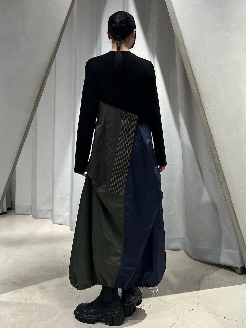 その他のワンピース、ブラック系のブーツを着用したレディースの冬コーディネートの2枚目の写真