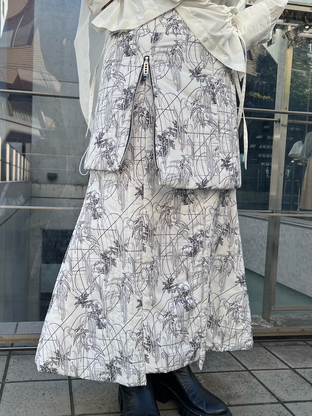 ホワイト系のシャツ/ブラウス、ホワイト系のスカート、ホワイト系のネックウォーマー/スヌードを着用したレディースの秋コーディネートの5枚目の写真