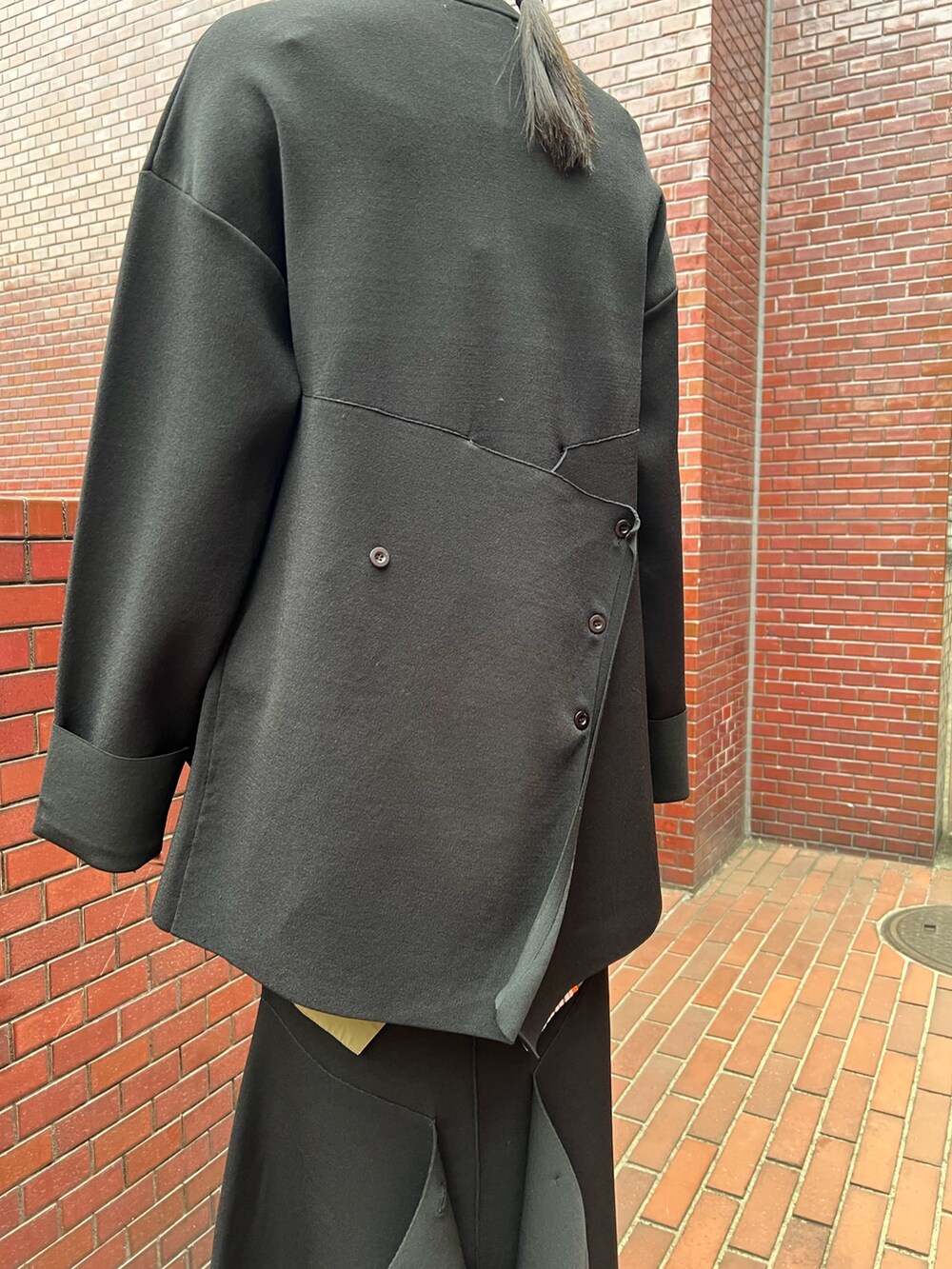 ブラック系のニット/セーター、その他のシャツ/ブラウス、ブラック系のスカートを着用したレディースの冬コーディネートの8枚目の写真