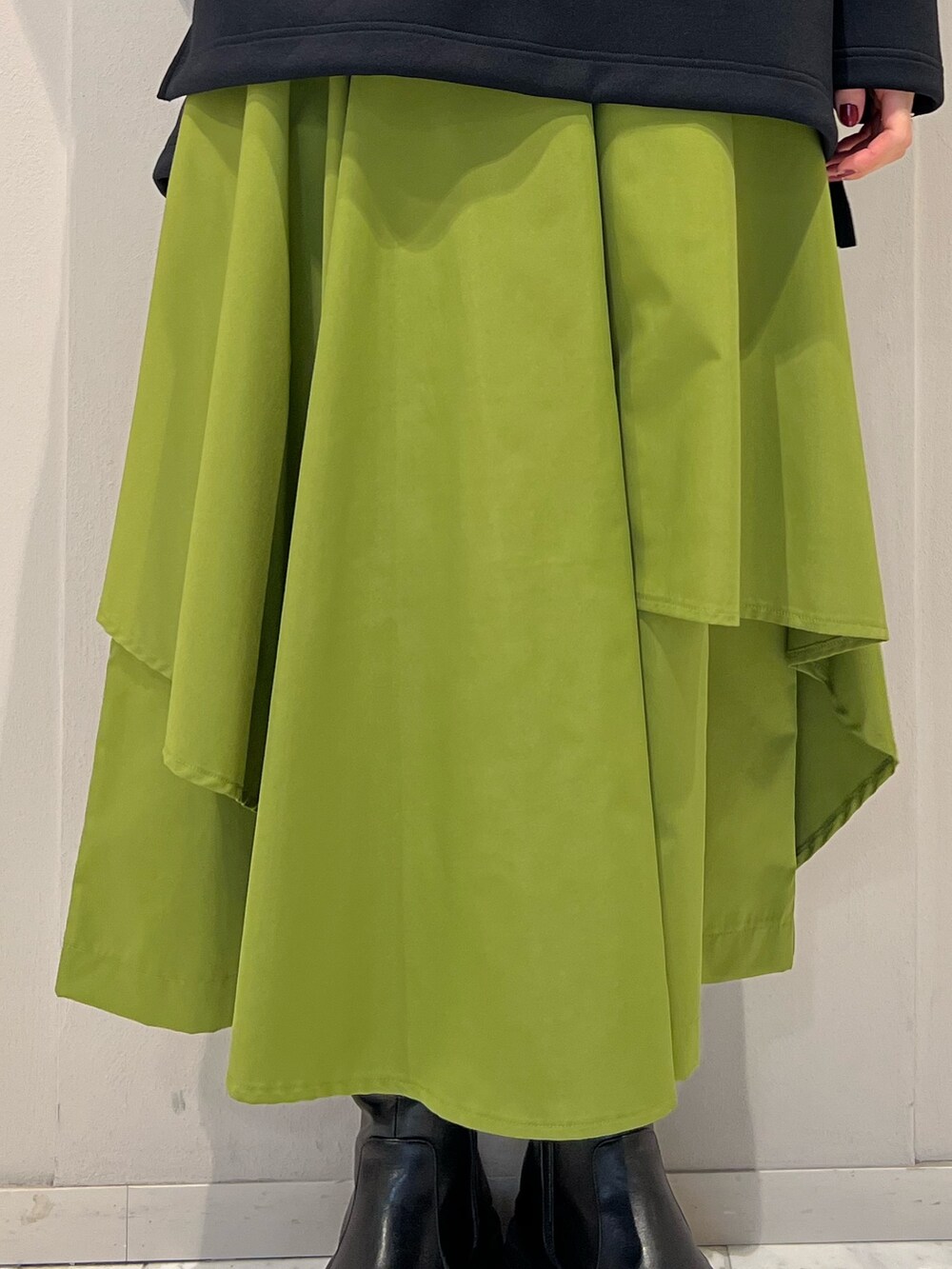 その他のTシャツ/カットソー、グリーン系のその他パンツを着用したレディースの冬コーディネートの5枚目の写真