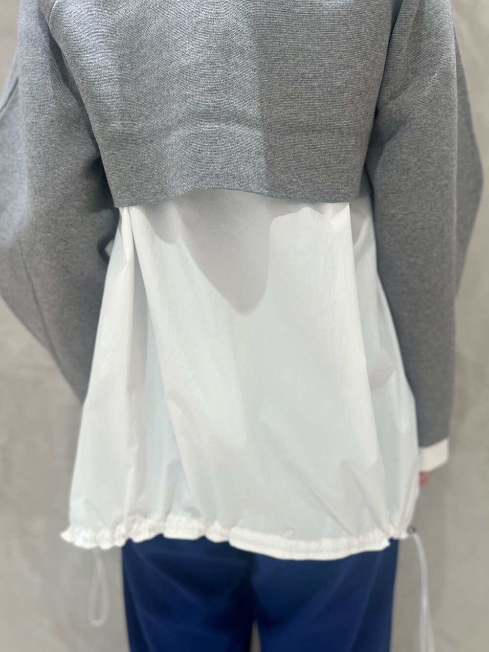 ホワイト系のシャツ/ブラウス、ブルー系のその他パンツ、ベージュ系のパンプスを着用したレディースの秋コーディネートの5枚目の写真