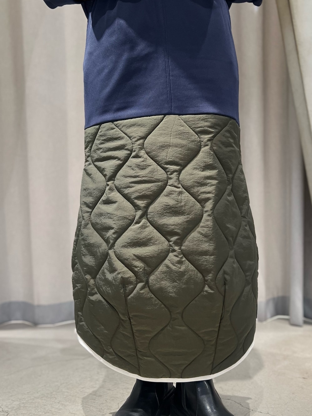 その他のスウェット、その他のスカートを着用したレディースの冬コーディネートの7枚目の写真