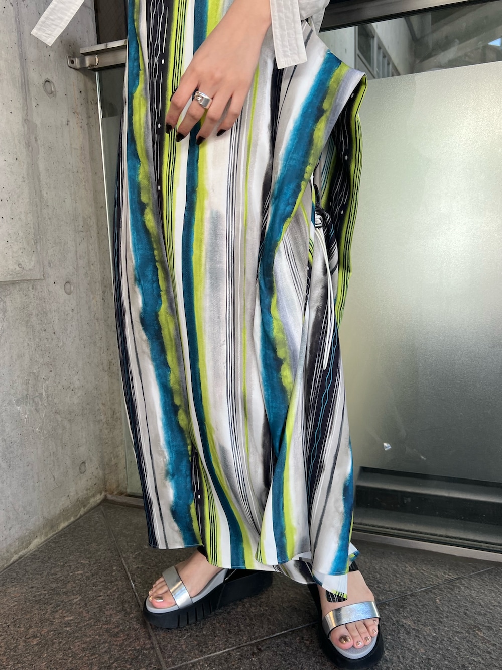 グリーン系のつなぎ/オールインワン、ホワイト系のシャツ/ブラウスを着用したレディースの春コーディネートの6枚目の写真