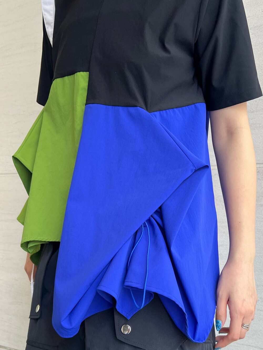 その他のTシャツ/カットソー、ブラック系のスカート、ブラック系のサングラスを着用したレディースの春コーディネートの4枚目の写真