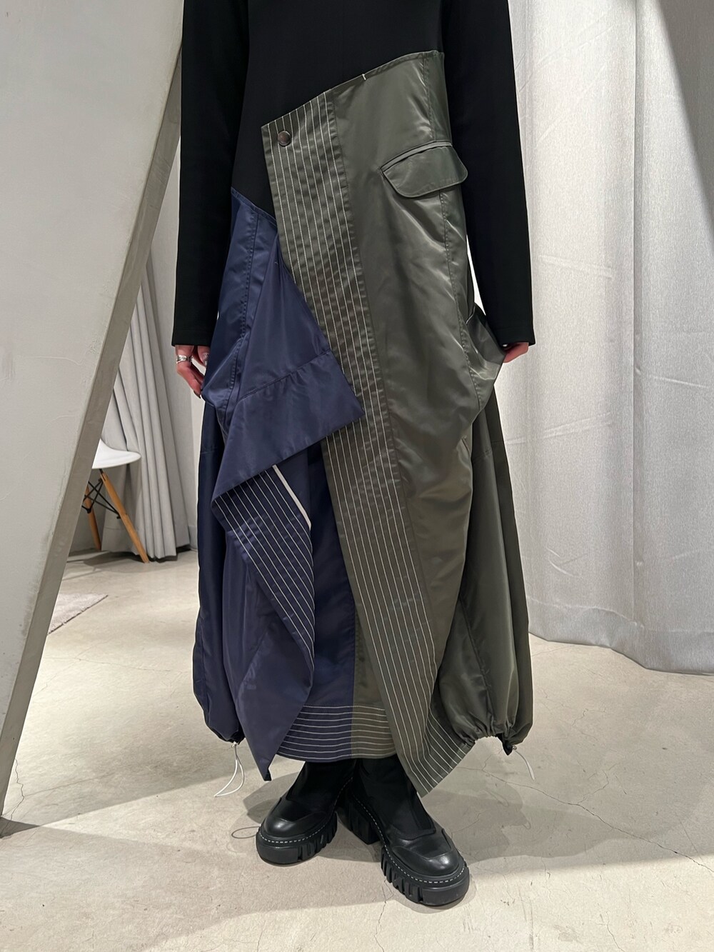 その他のワンピース、ブラック系のブーツを着用したレディースの冬コーディネートの6枚目の写真