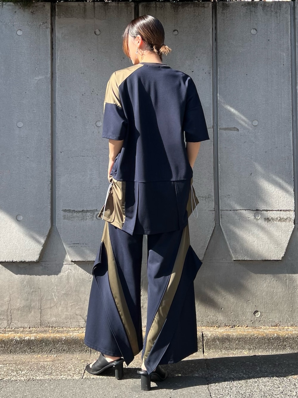 その他のその他パンツ、その他のTシャツ/カットソー、ブラック系のサンダルを着用したレディースの冬コーディネートの2枚目の写真