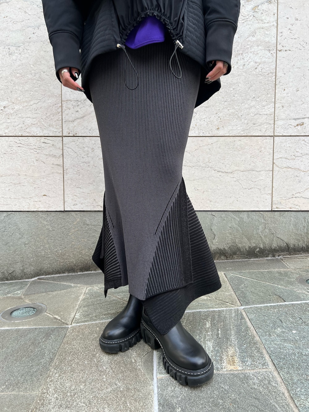 ブラック系のシャツ/ブラウス、パープル系のニット/セーター、ブラック系のスカートを着用したレディースの秋コーディネートの7枚目の写真