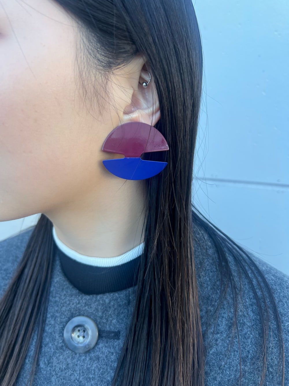 グレー系のその他アウター、ホワイト系のショルダーバッグ、ブラック系のブーツを着用したレディースの冬コーディネートの6枚目の写真