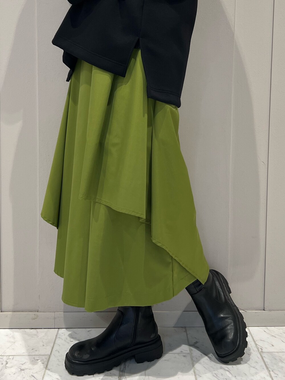 その他のTシャツ/カットソー、グリーン系のその他パンツを着用したレディースの冬コーディネートの4枚目の写真