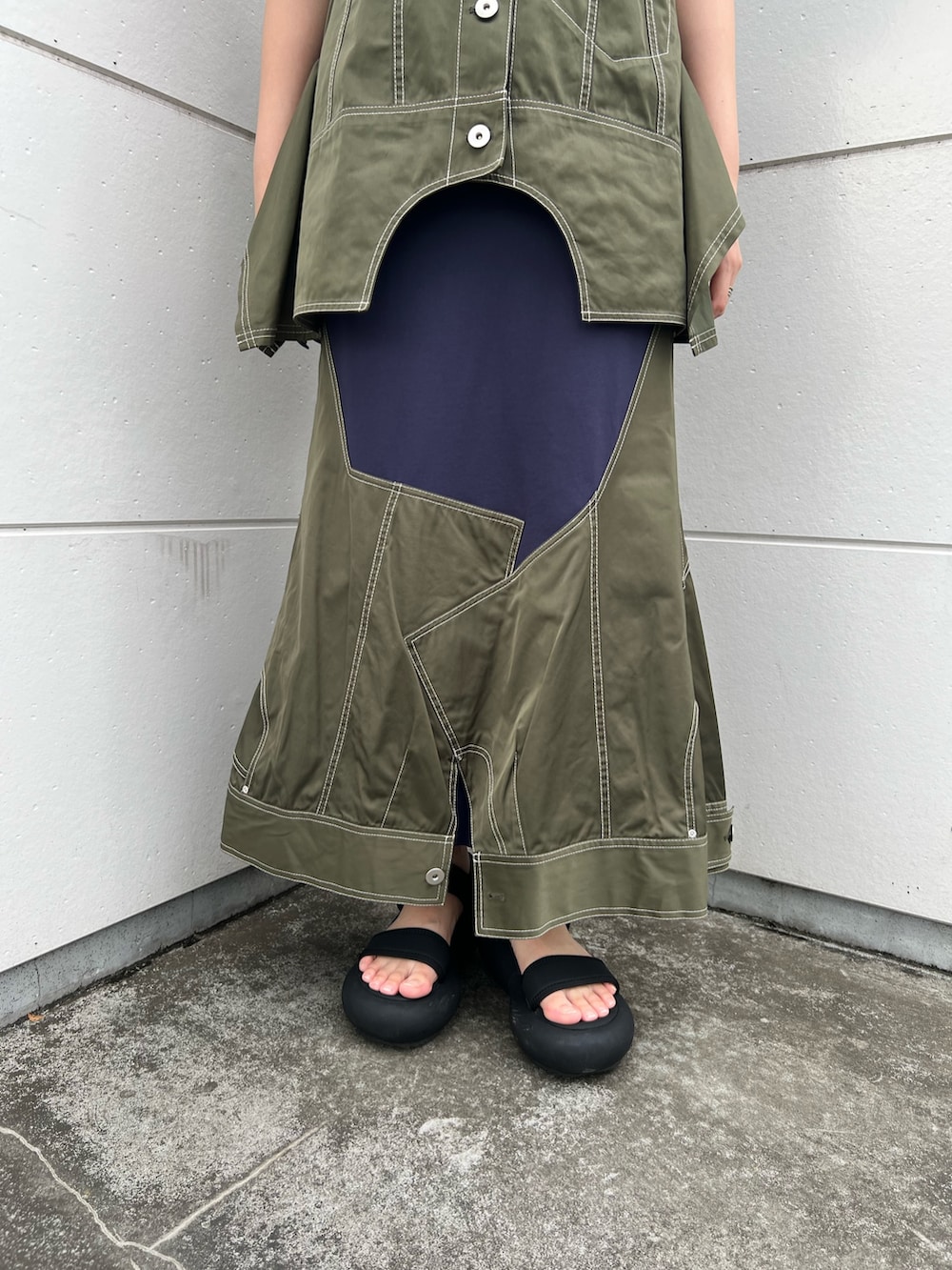 グリーン系のTシャツ/カットソー、グリーン系のスカートを着用したレディースの夏コーディネートの5枚目の写真