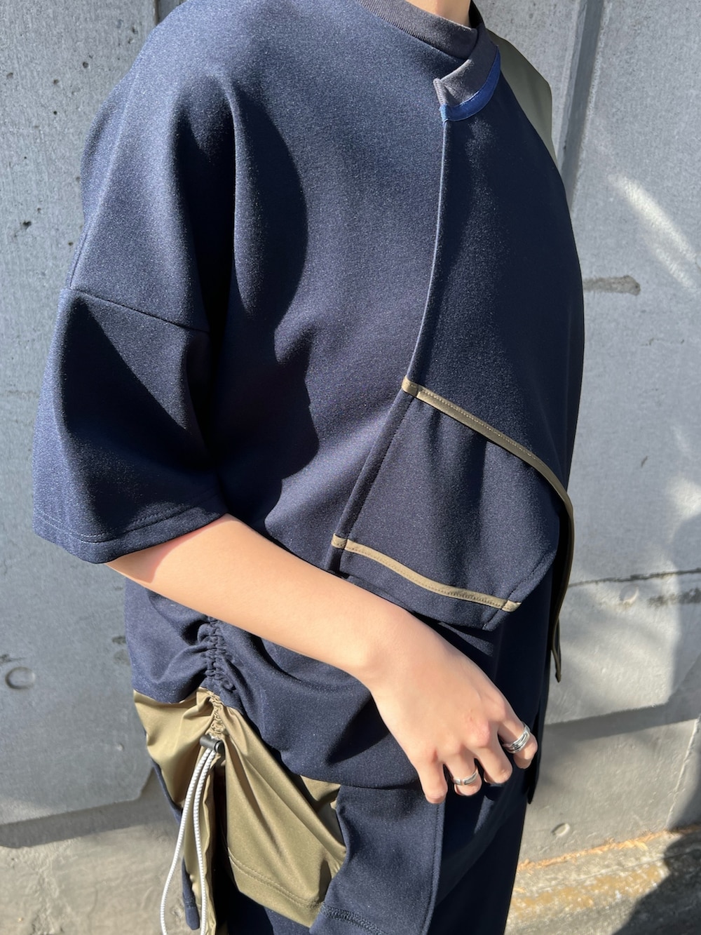 その他のその他パンツ、その他のTシャツ/カットソー、ブラック系のサンダルを着用したレディースの冬コーディネートの4枚目の写真