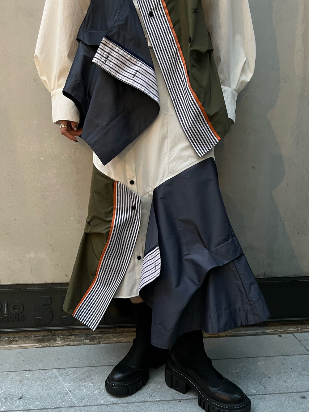 その他のシャツ/ブラウス、その他のスカート、ブラック系のブーツを着用したレディースの冬コーディネートの6枚目の写真