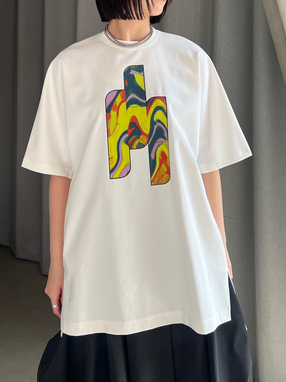 ホワイト系のTシャツ/カットソー、ブラック系のその他パンツ、ブラック系のブーツを着用したレディースの春コーディネートの3枚目の写真