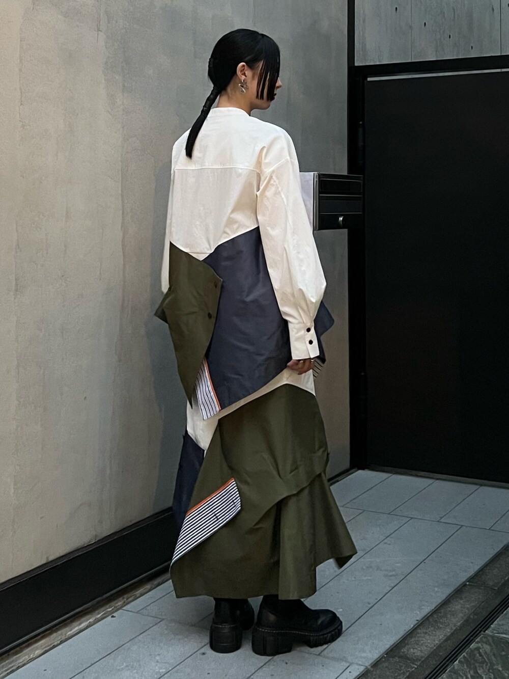 その他のシャツ/ブラウス、その他のスカート、ブラック系のブーツを着用したレディースの冬コーディネートの2枚目の写真