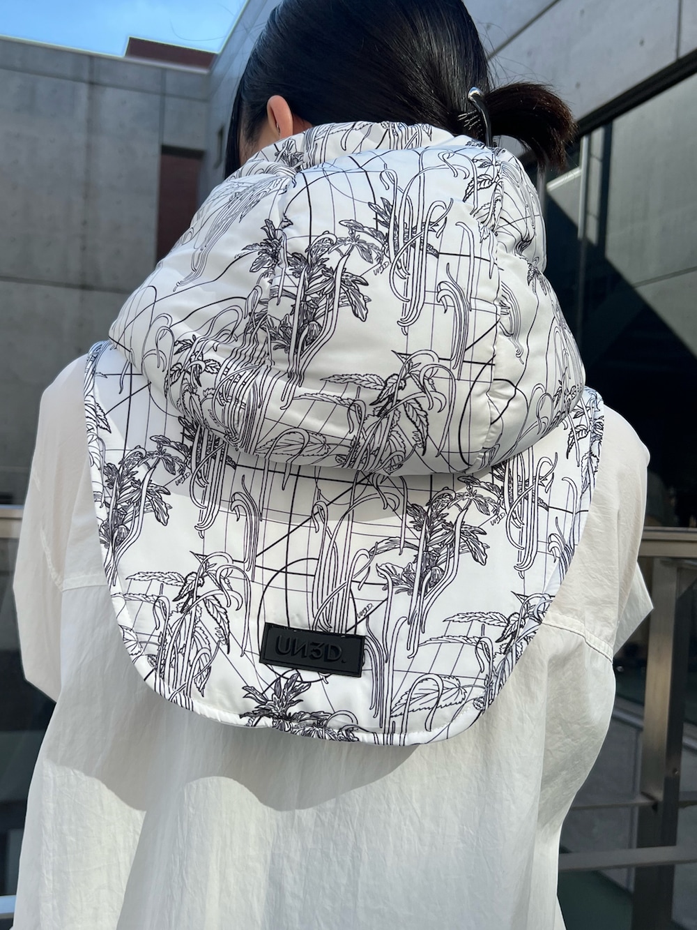 ホワイト系のシャツ/ブラウス、ホワイト系のスカート、ホワイト系のネックウォーマー/スヌードを着用したレディースの秋コーディネートの6枚目の写真