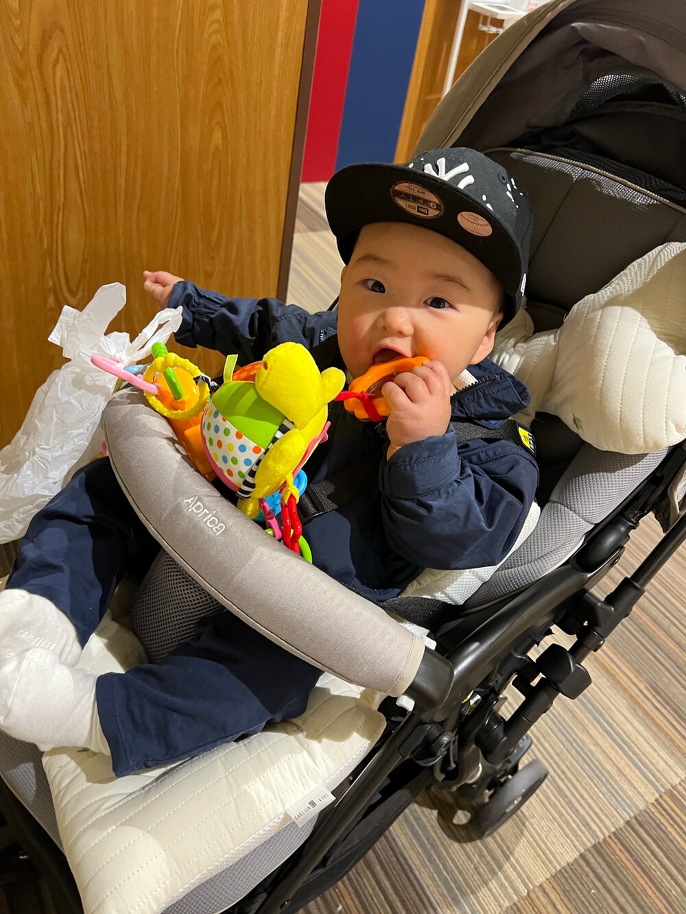 ブルー系のその他パンツ、ブルー系のナイロンジャケット、ホワイト系のソックス/靴下を着用したメンズの冬コーディネートの2枚目の写真