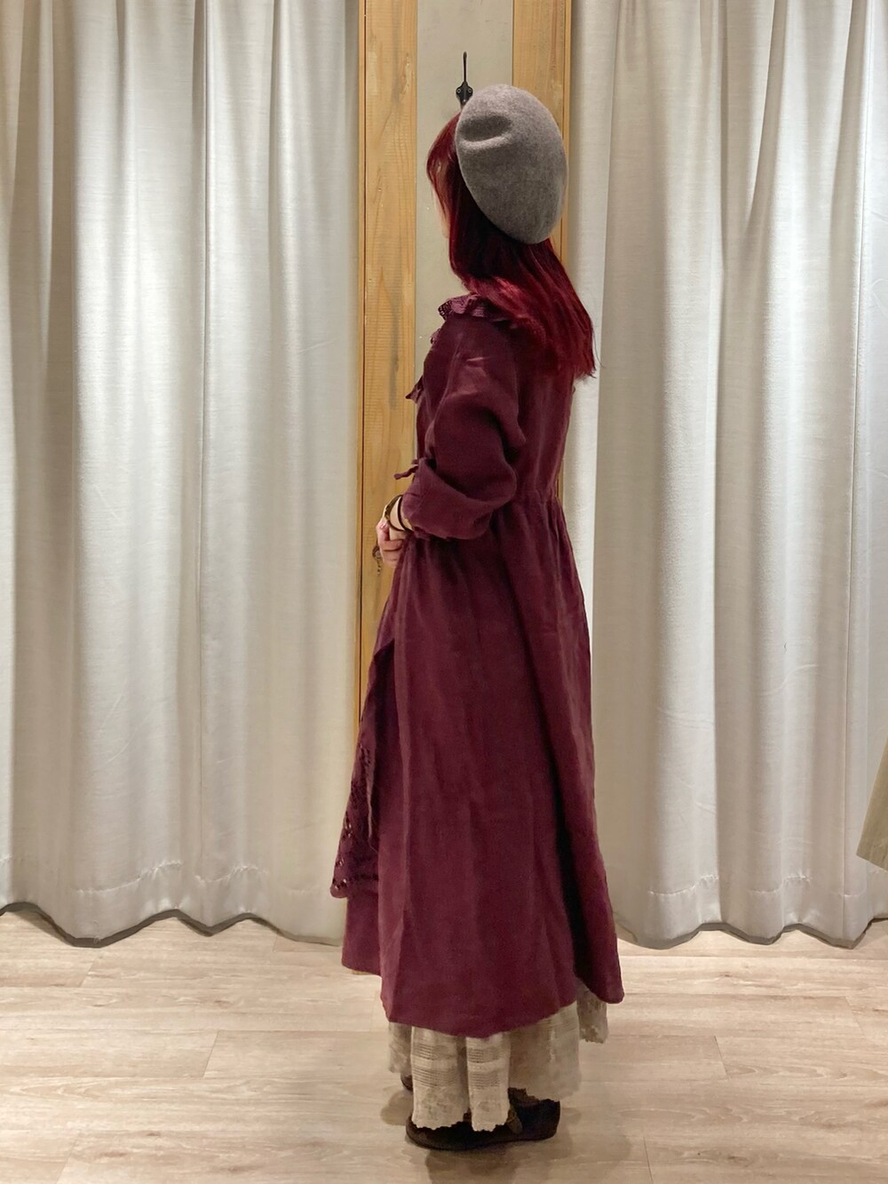 レッド系のワンピースを着用したレディースの秋コーディネートの3枚目の写真