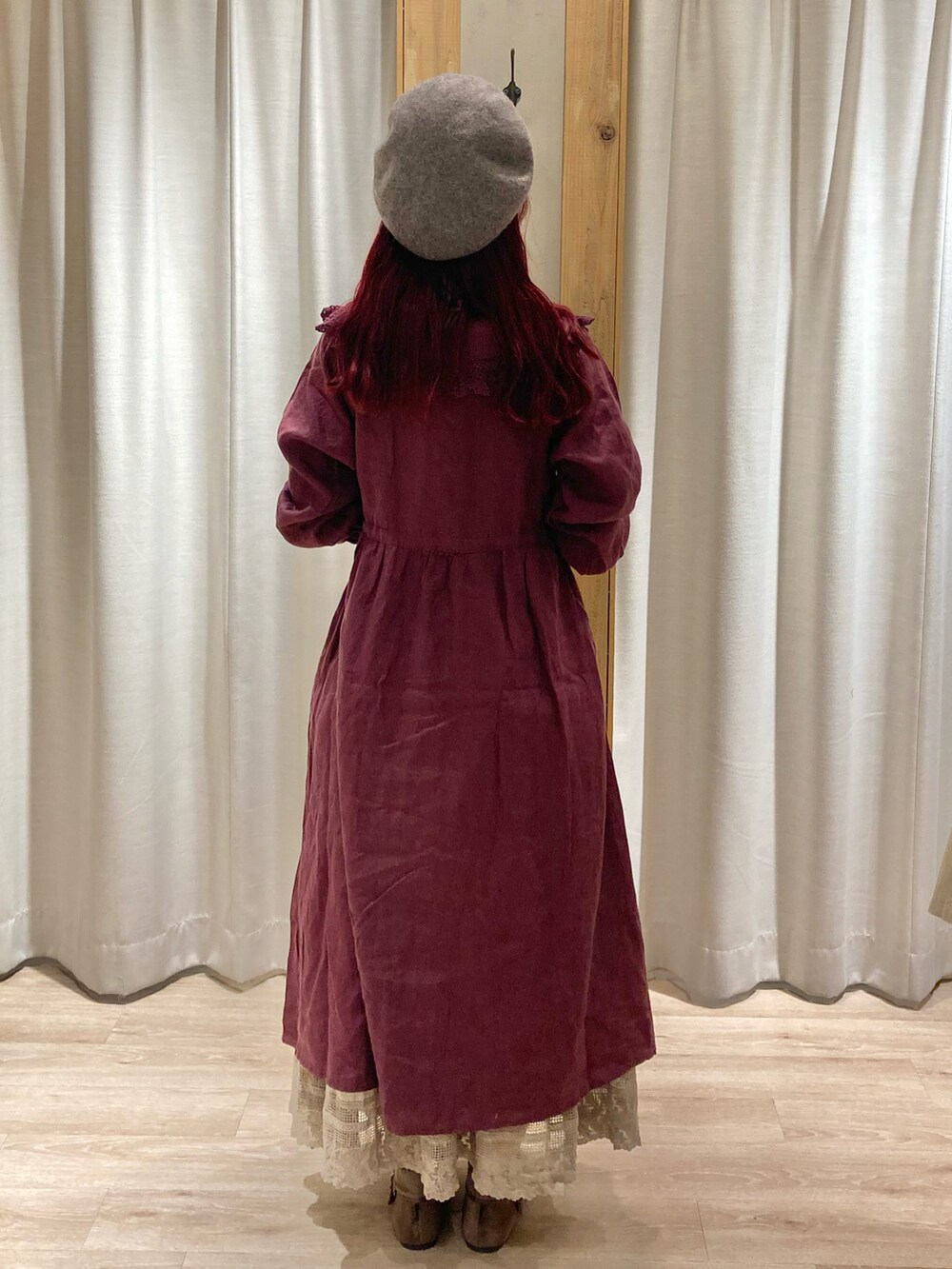 レッド系のワンピースを着用したレディースの秋コーディネートの2枚目の写真