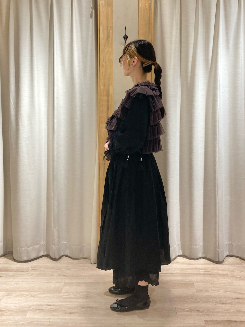 ブラック系のシャツ/ブラウス、ブラック系のベストを着用したレディースの春コーディネートの2枚目の写真