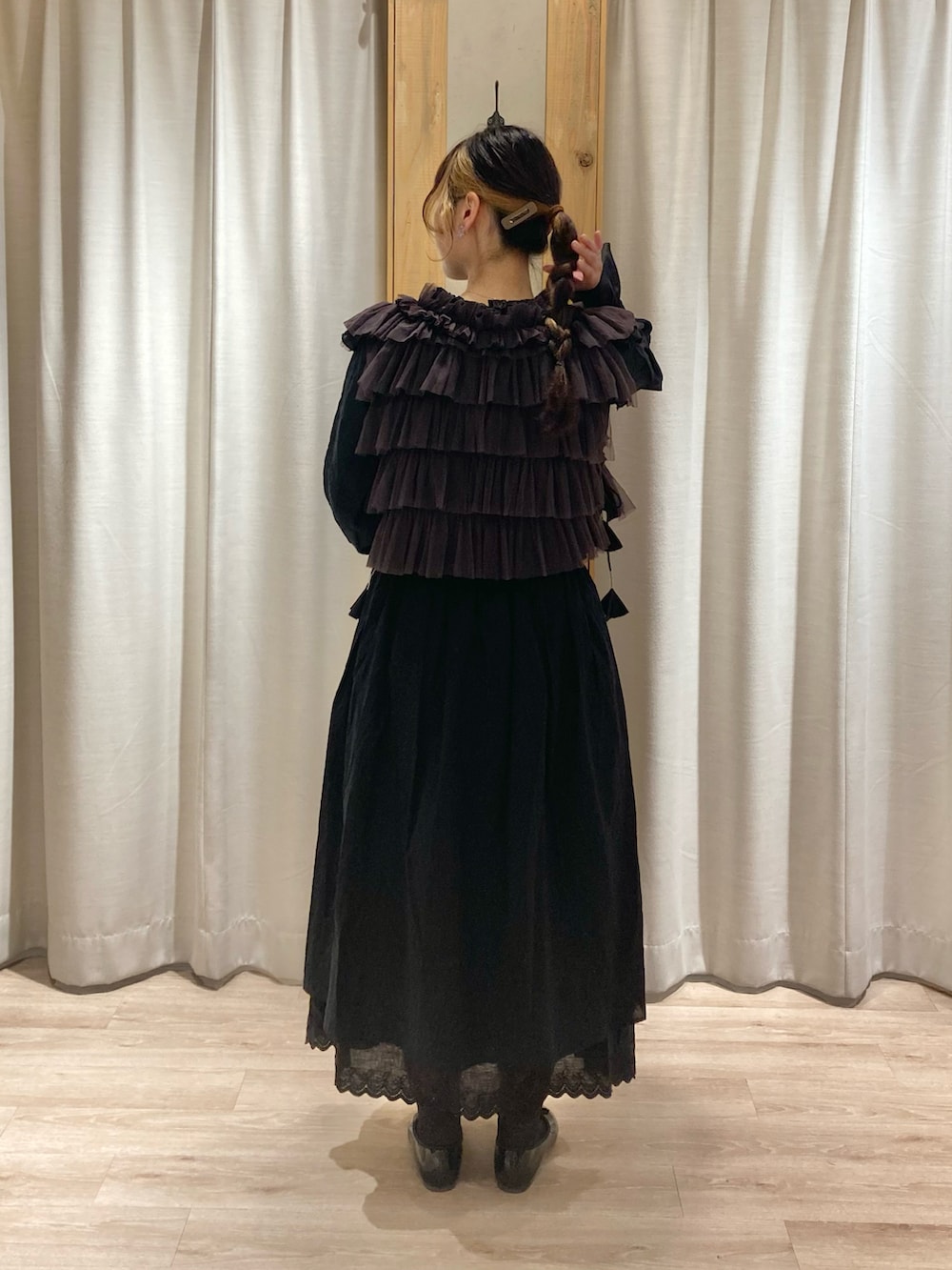 ブラック系のシャツ/ブラウス、ブラック系のベストを着用したレディースの春コーディネートの3枚目の写真