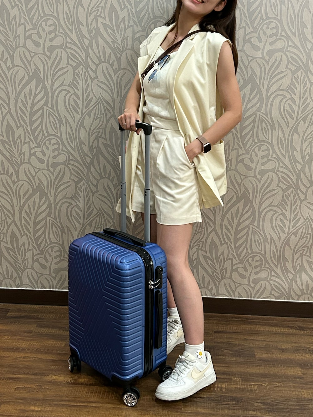 「韓国ファッション、ショートパンツ、ジレ、ワントーンコーデ、白、ホワイトコーデ、旅行、Kastane、wcloset」｜「w closetのサイドベルトW前テーラードジレ（ベスト、ホワイト系）」を使った、ちゃそさん（レディース・157cm）の夏コーディネートの2枚目の写真